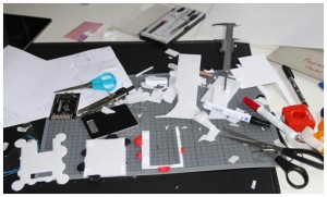 LED-Anhaenger - Brainstorming mit Papier, Schere und Kleber